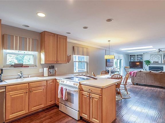 2nd image of 439 Cedarleaf Dr
