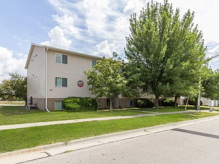 Dickinson Apartments — Photo 17