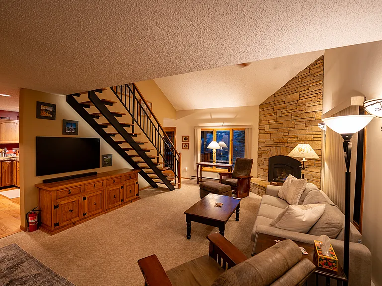 96 Hawn Dr — Photo 2