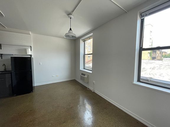 3rd image of 1132-1140 W Wilson Ave #201