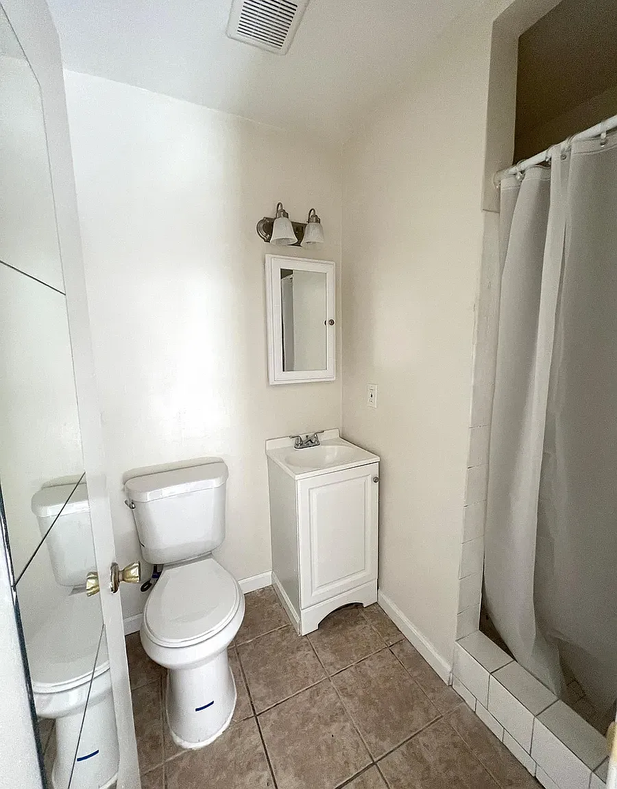 Studio, $1,600 — Photo 3