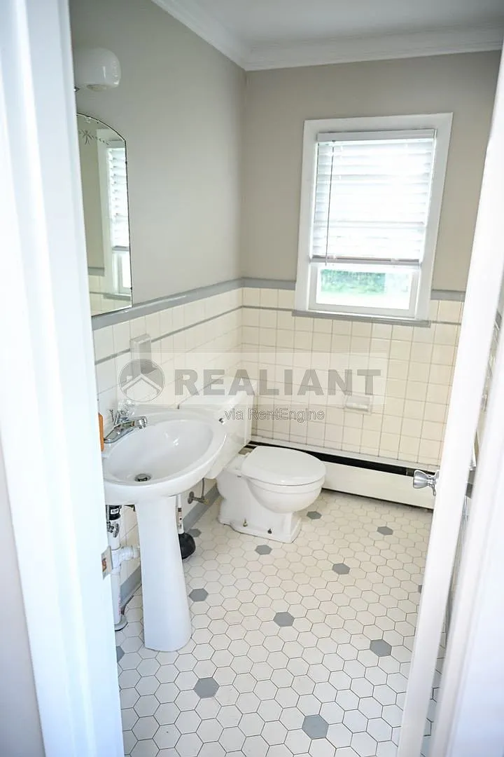 3 bed, 1.5 bath, 1600 sqft, $2,195 — Photo 3