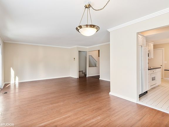 3rd image of 1036 S Hunt Club Dr