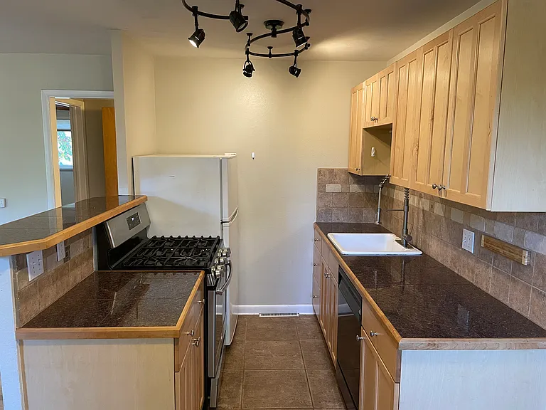 880 Alpine Ave — Photo 2