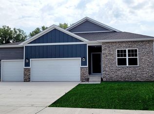 80 Prairie Bluff Dr, Waukee, IA 50263