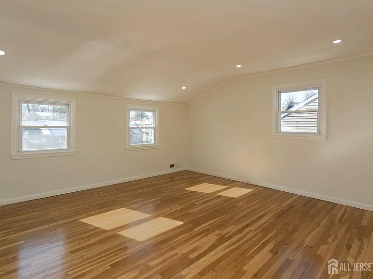 40 Essex Ave — Photo 23