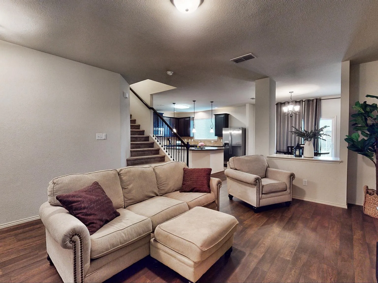 3 bed, 2292 sqft, $2,095 — Photo 3