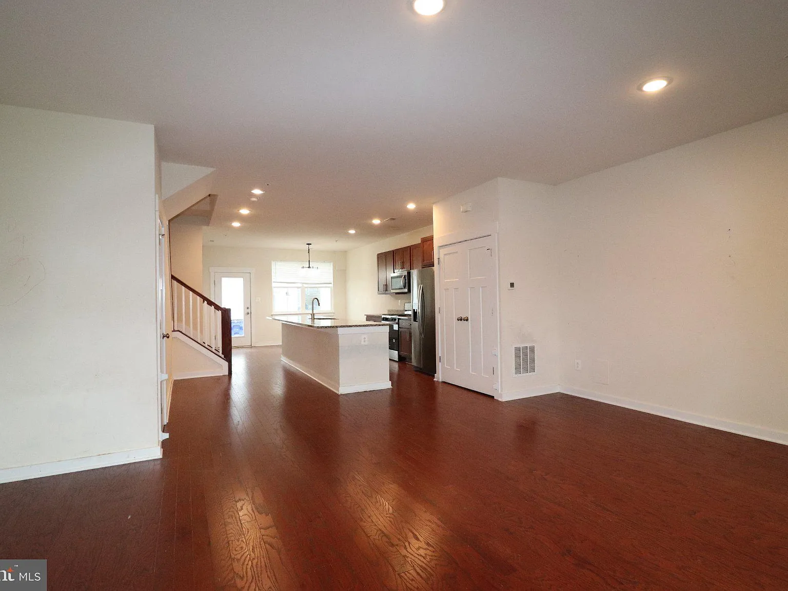 3 bed, 2.5 bath, 2111 sqft, $2,000 — Photo 3