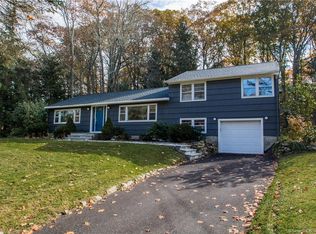 5 Sycamore Dr, Newtown, CT 06470