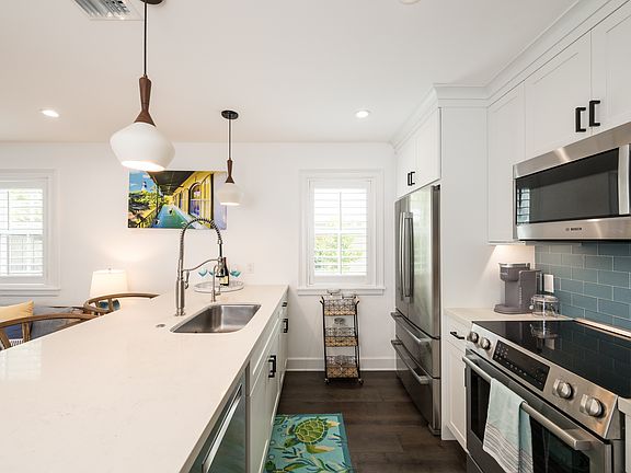 3rd image of 207 Virginia St