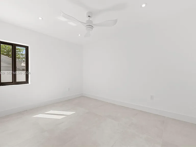 NE 2nd Ct — Photo 14