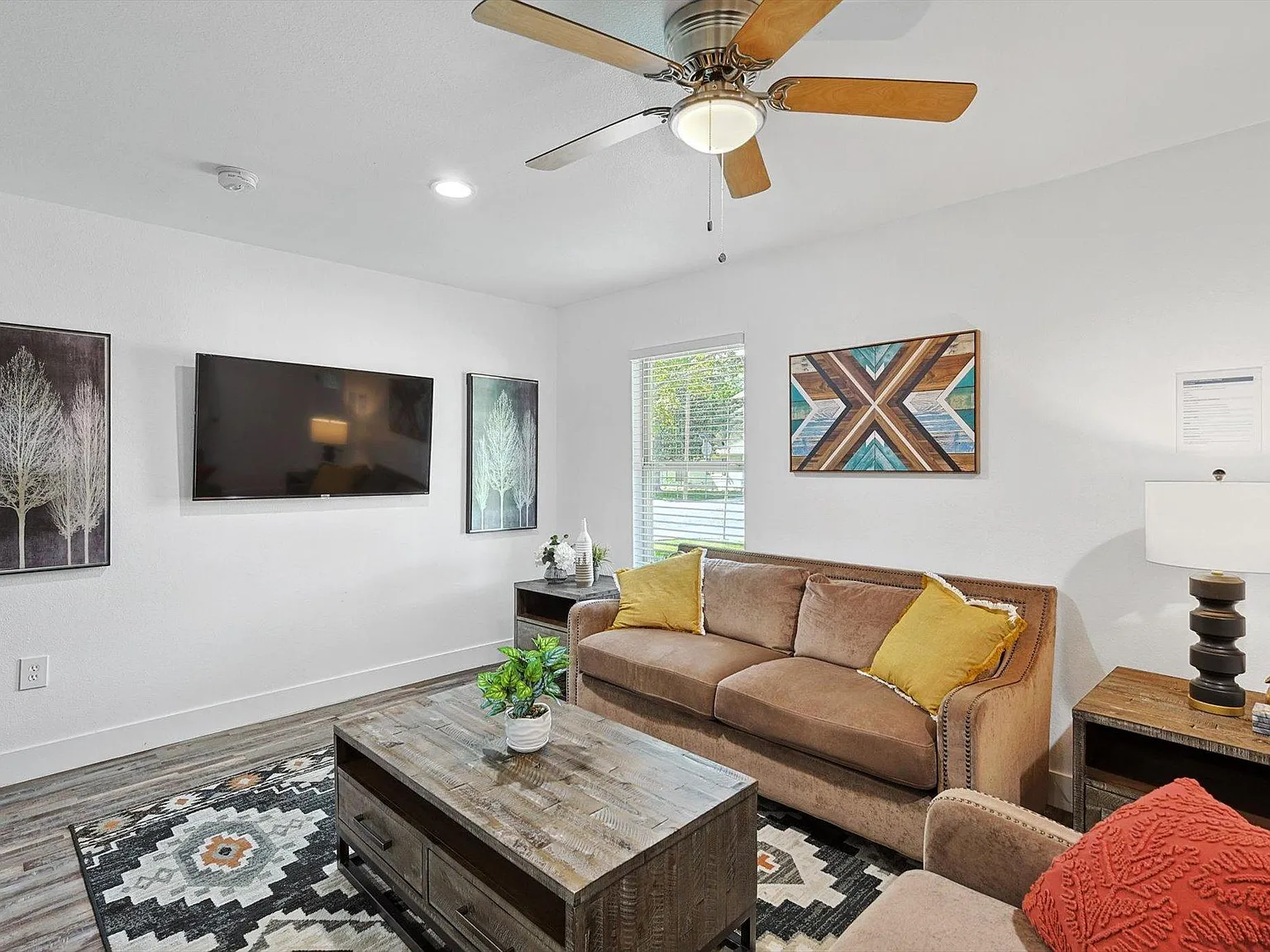 3 bed, 1087 sqft, $7,000 — Photo 2