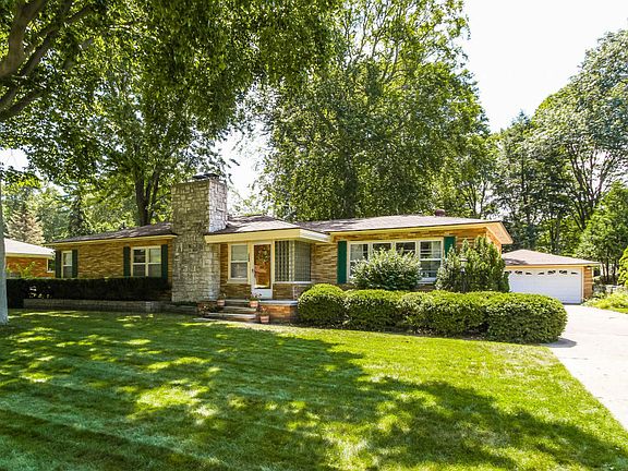 3rd image of 571 Cambridge Dr