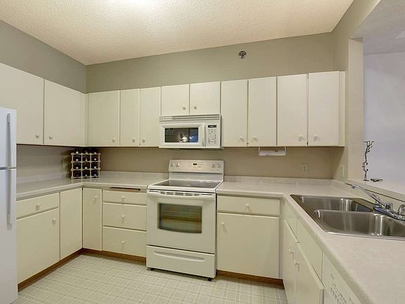 3rd image of 7540 Edinborough Way APT 1212