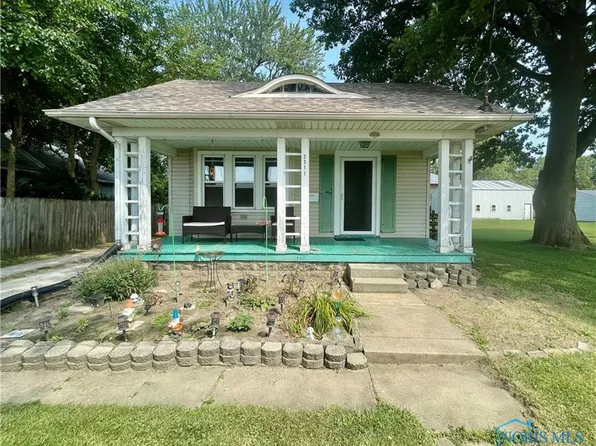 2317 Pickle Rd, Oregon, OH 43616