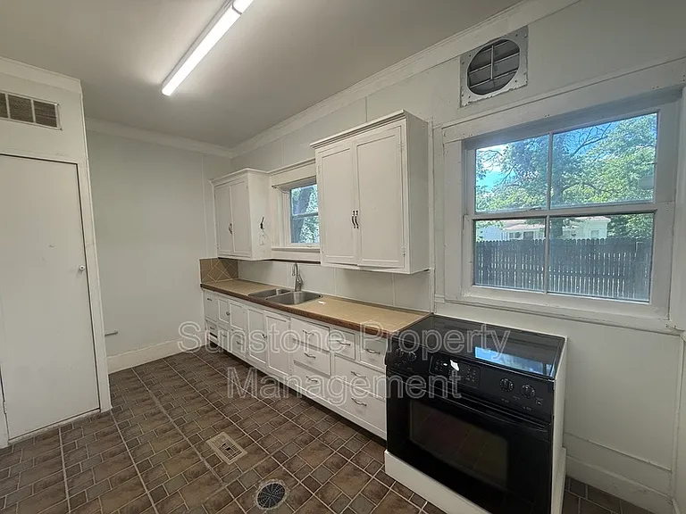 103 W 3rd St — Photo 8