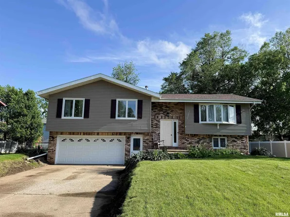 1666 Outrigger Rd, Galesburg, IL 61401