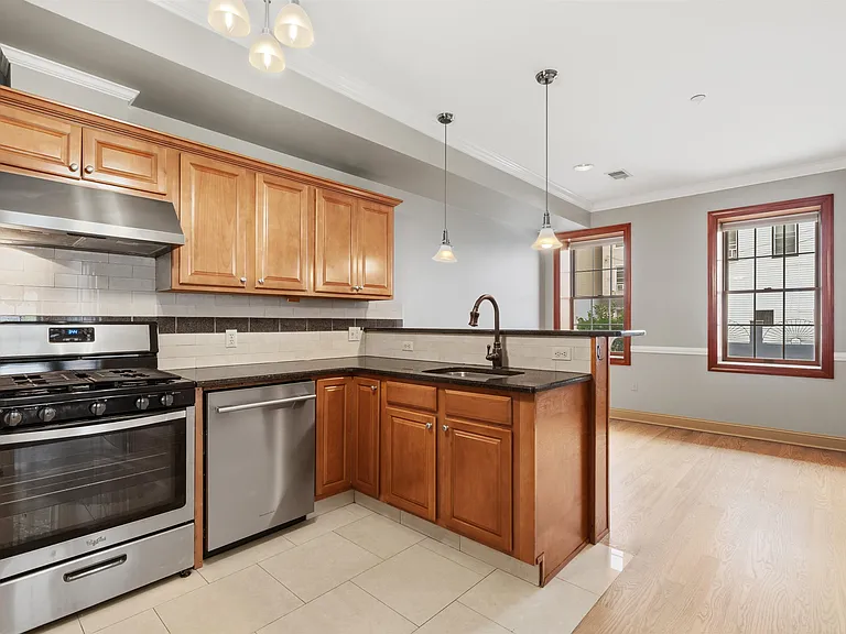21 Saint Pauls Ave #1 — Photo 1