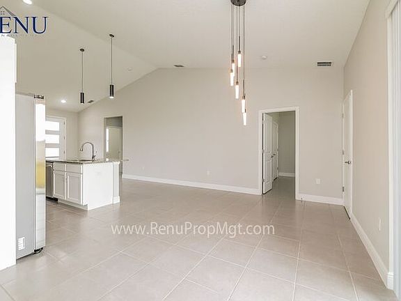 4th image of 395 Begonia Ct