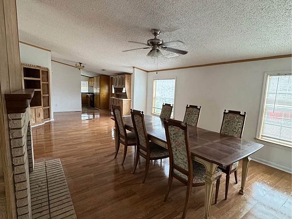 3rd image of 405 Marthas Ln