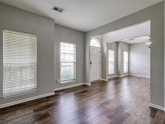 5th image of 135 Castleton Cir