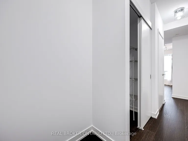 1030 King St W #Penthouse 25 — Photo 2