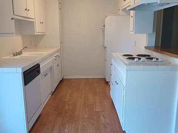 4th image of 15120 Victory Blvd #576d621d6