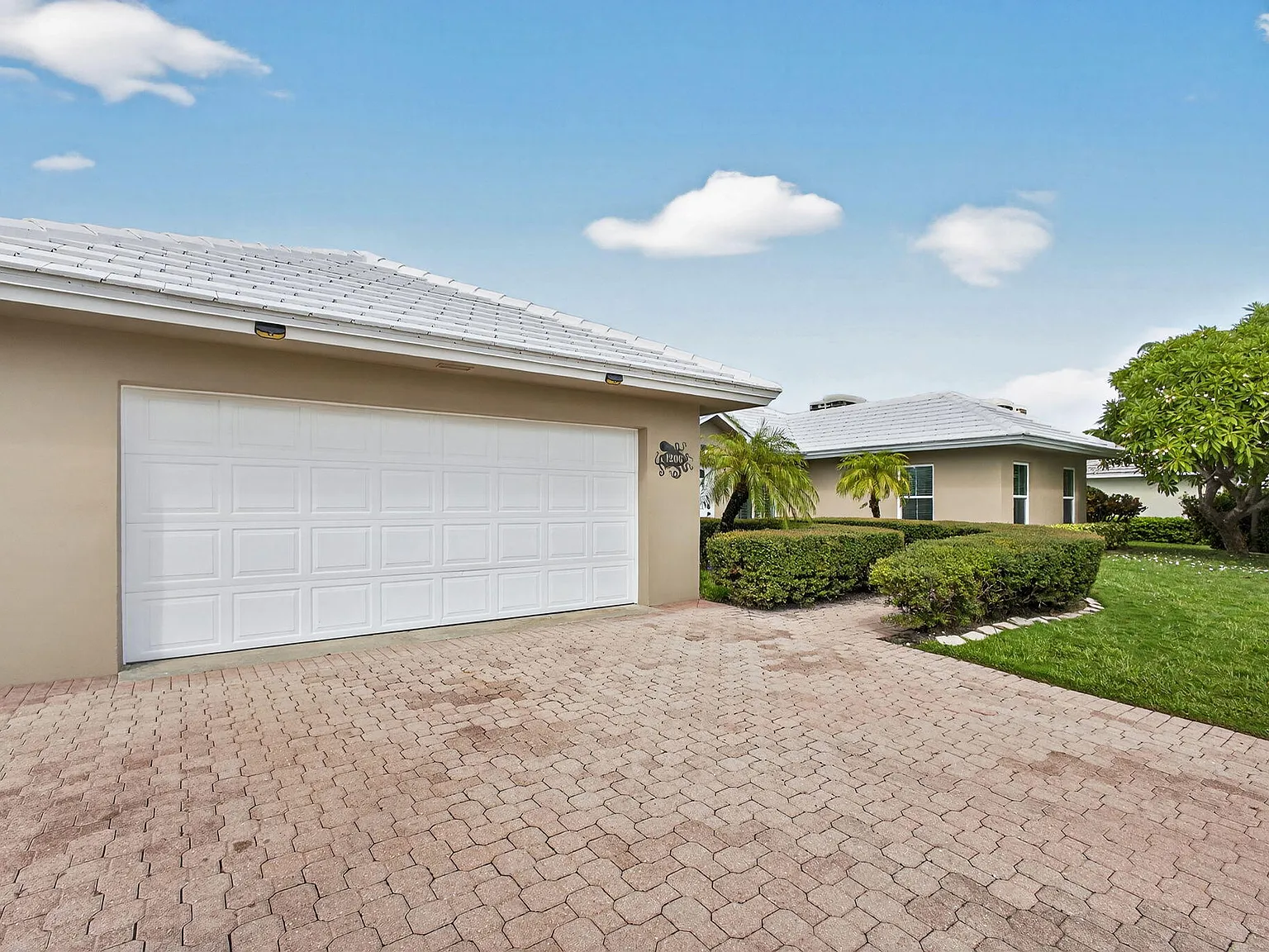 3 bed, 3.0 bath, 1921 sqft, $5,900 — Photo 4