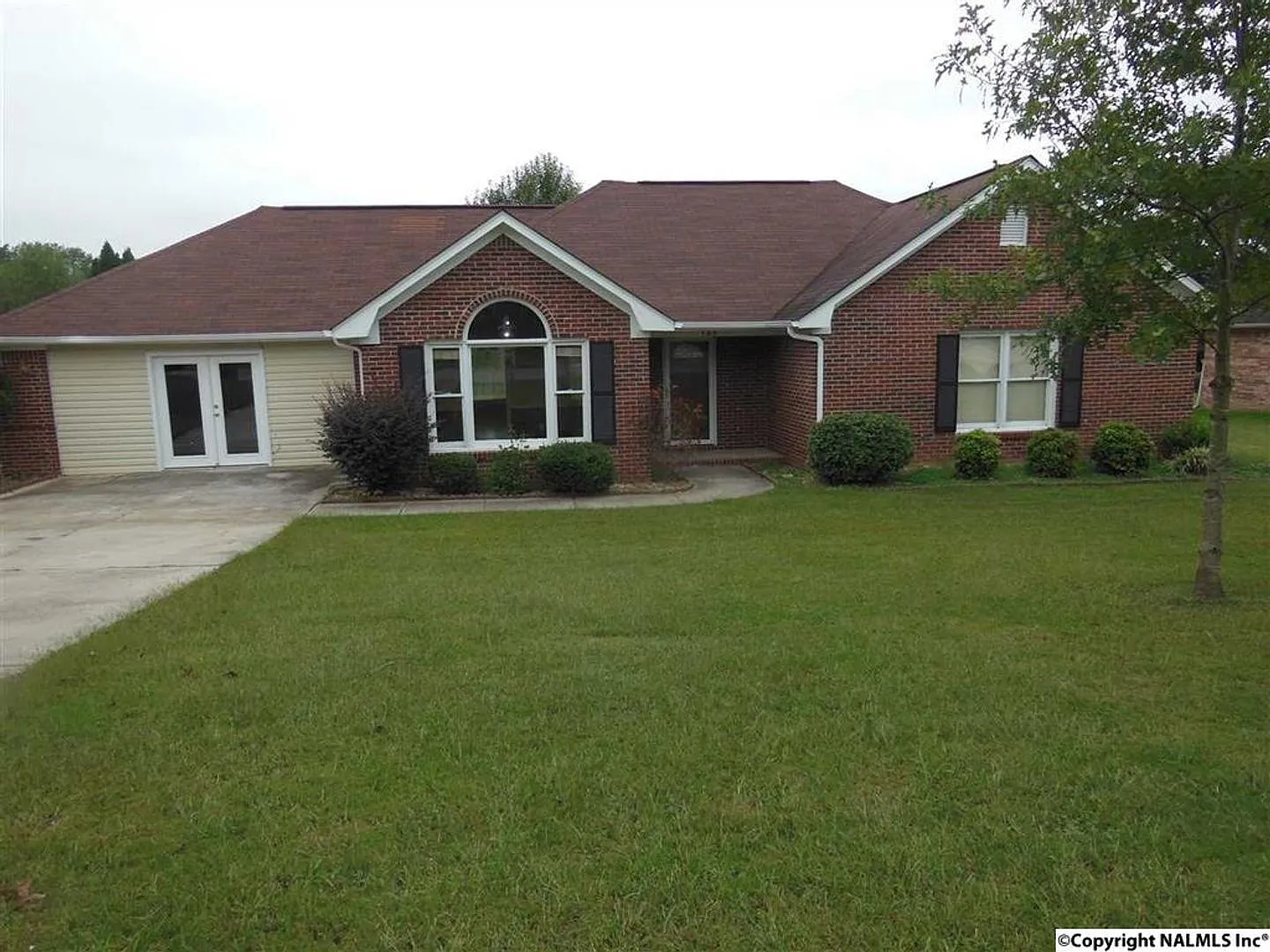 Charming 3-Bedroom Gem With Vaulted Ceilings & Fenced Yard! $1750 — Photo 1
