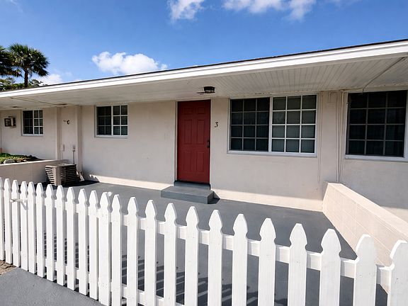 3rd image of 949 W Kalmia Dr