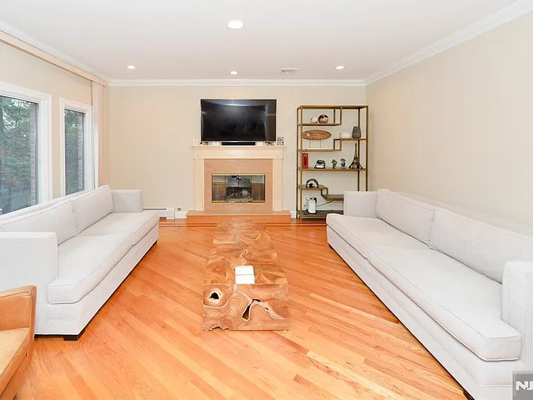 1056 Edgewood Ln — Photo 10