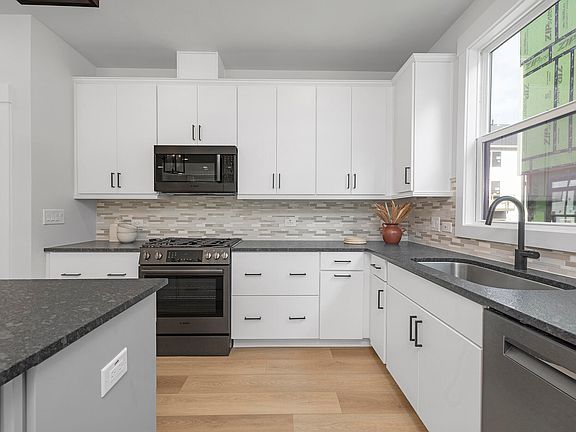 5th image of 364 Church St