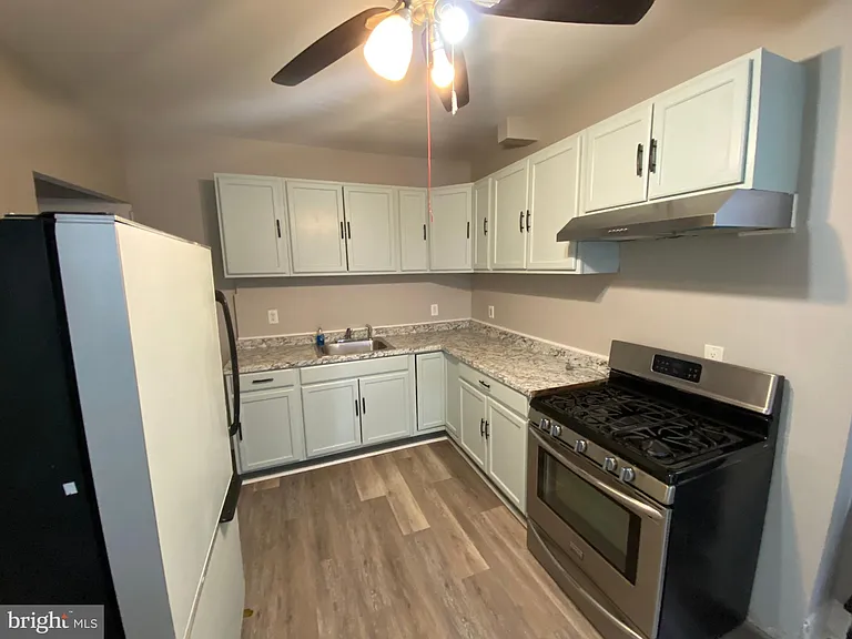 220 Pearl St — Photo 7