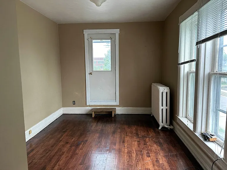 705 E Grand Ave — Photo 4