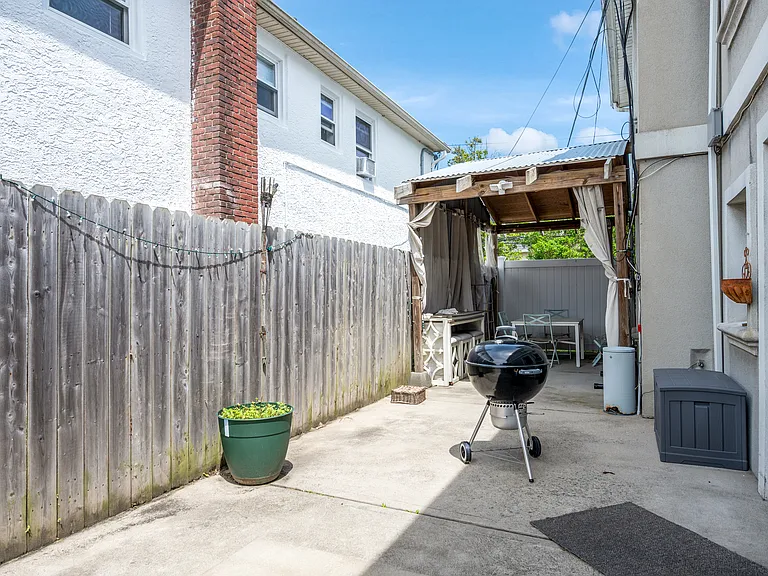 517 E Broadway — Photo 10