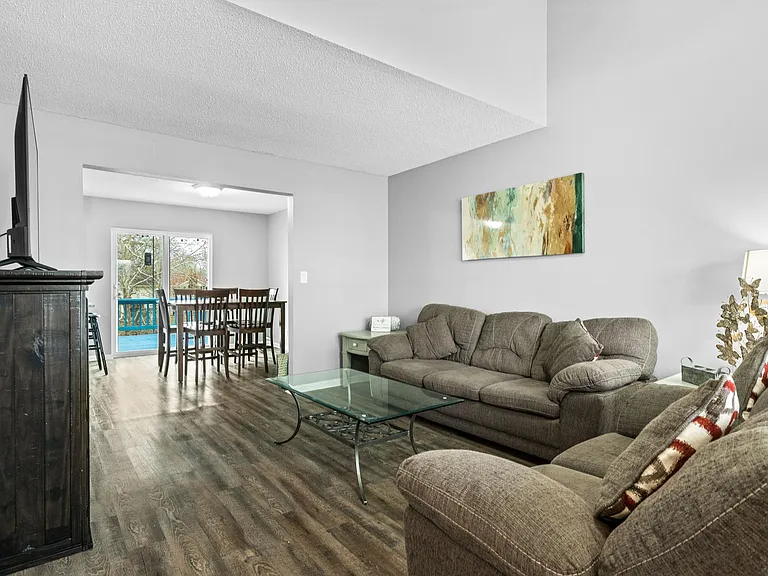 910 E Summit St — Photo 10