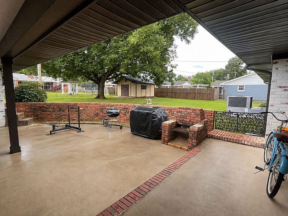 5th image of 1918 Crescent Dr