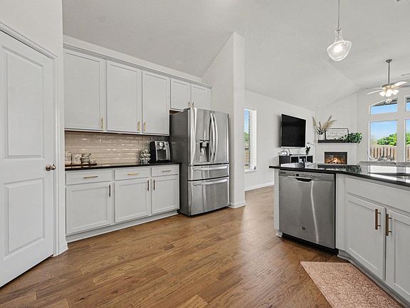 3rd image of 1509 Ravenswood Ln