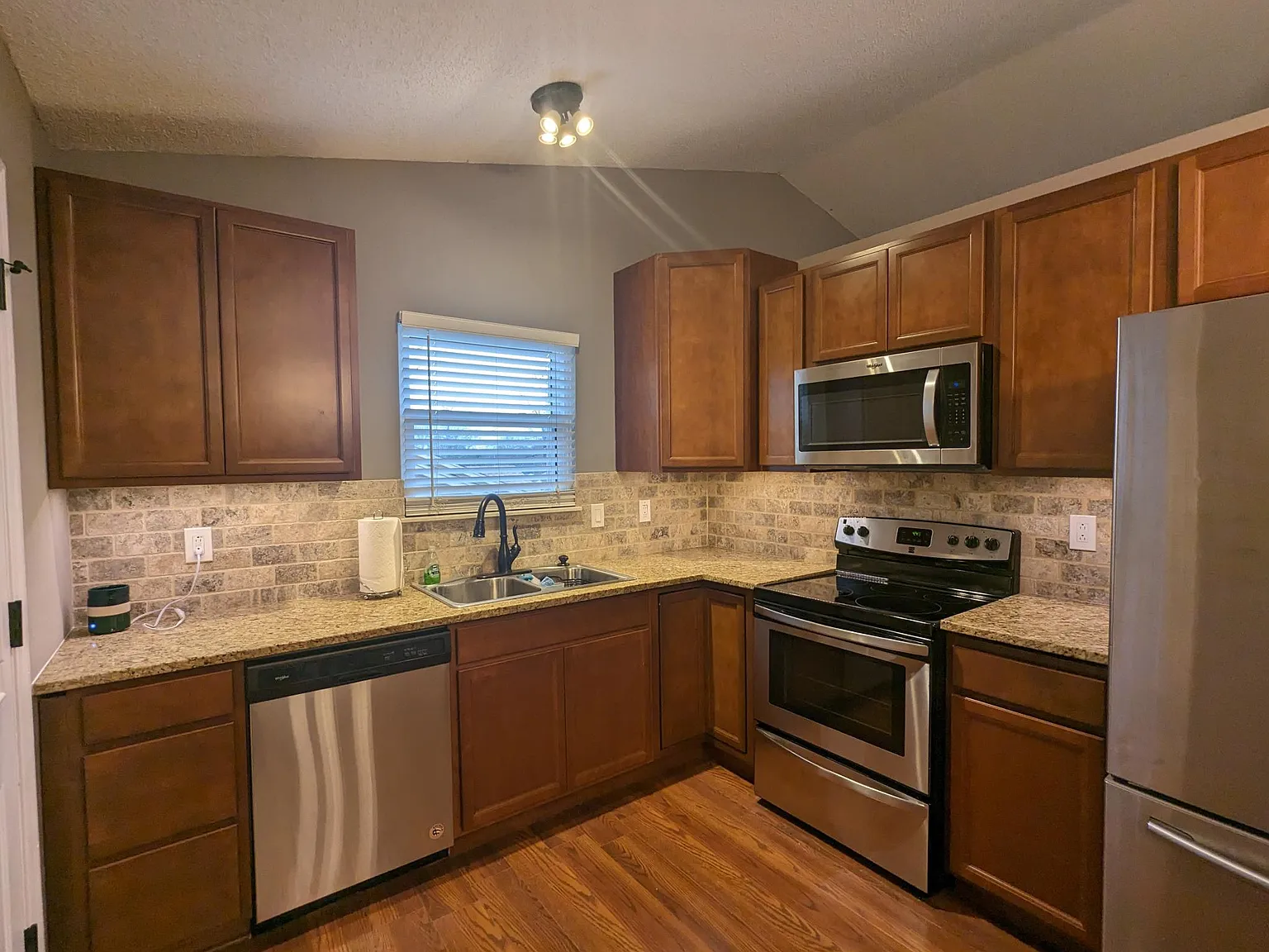 3 bed, 1880 sqft, $2,400 — Photo 4