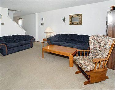 3rd image of 45 New London Ln
