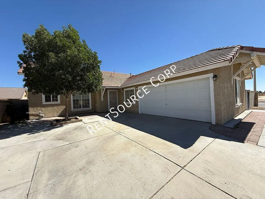 3 Bedrooms/2 Bathrooms Single Story Home for Rent in Rosamond in Kern County — Photo 2
