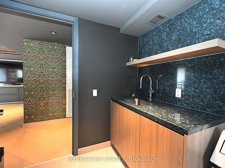 405 Dundas St W #319 — Photo 47