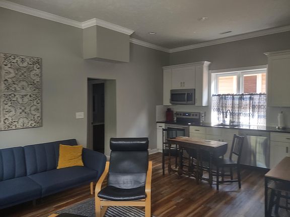3rd image of 3144 Woodbine Ave #B