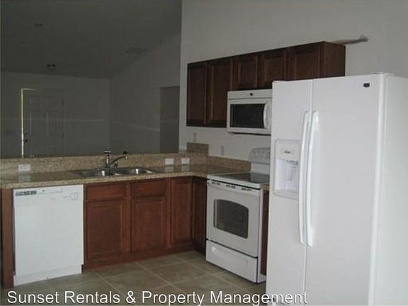 3rd image of 14904 Abair St