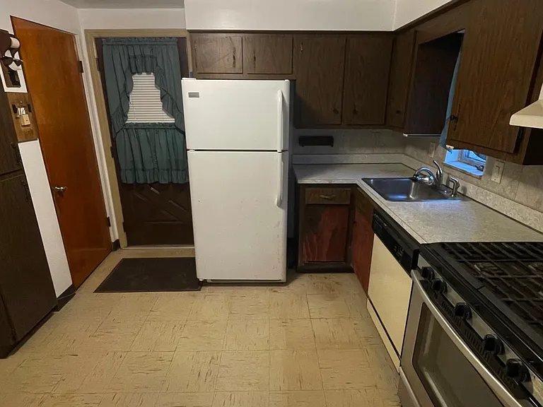 225 Alries St — Photo 9