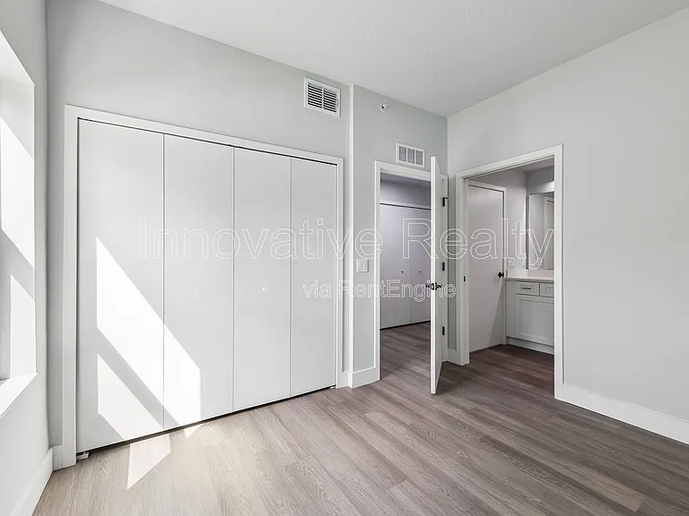 Las Palmas Apartments — Photo 25