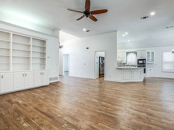 5th image of 5931 La Cumbre Dr
