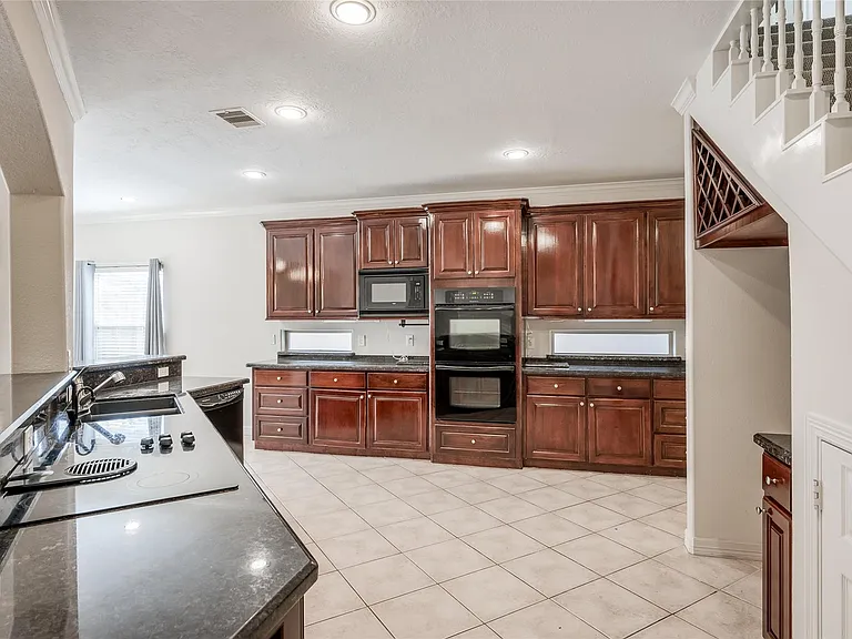 930 Lawrence St — Photo 8