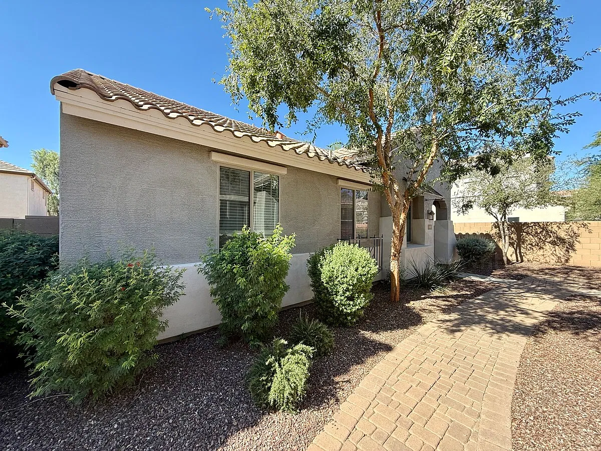 3 bed, 2.0 bath, 1351 sqft, $2,400 — Photo 2