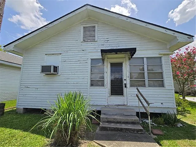 349 Saint Charles St — Photo 17